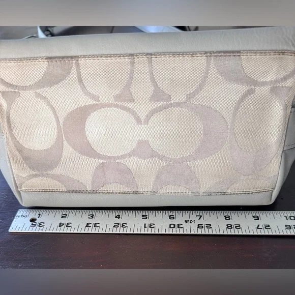 Coach EUC Gray Signature C’s Jacquard
canvas & leather Shoulder Bag - Picture 12 of 15